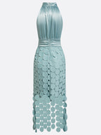 Vestido elegante de invitada de boda y de fiesta con cuello alto y encaje calado | Midi