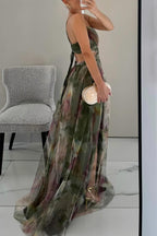 Estiloso vestido largo de malla de invitada de boda con corte ceñido y tirantes finos | Maxi