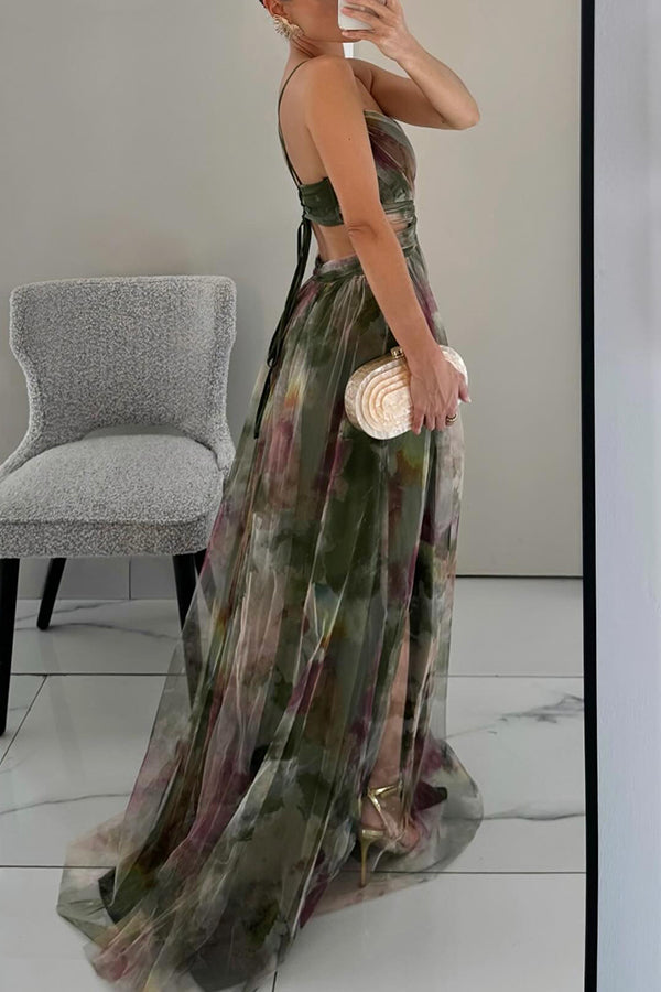 Estiloso vestido largo de malla de invitada de boda con corte ceñido y tirantes finos | Maxi