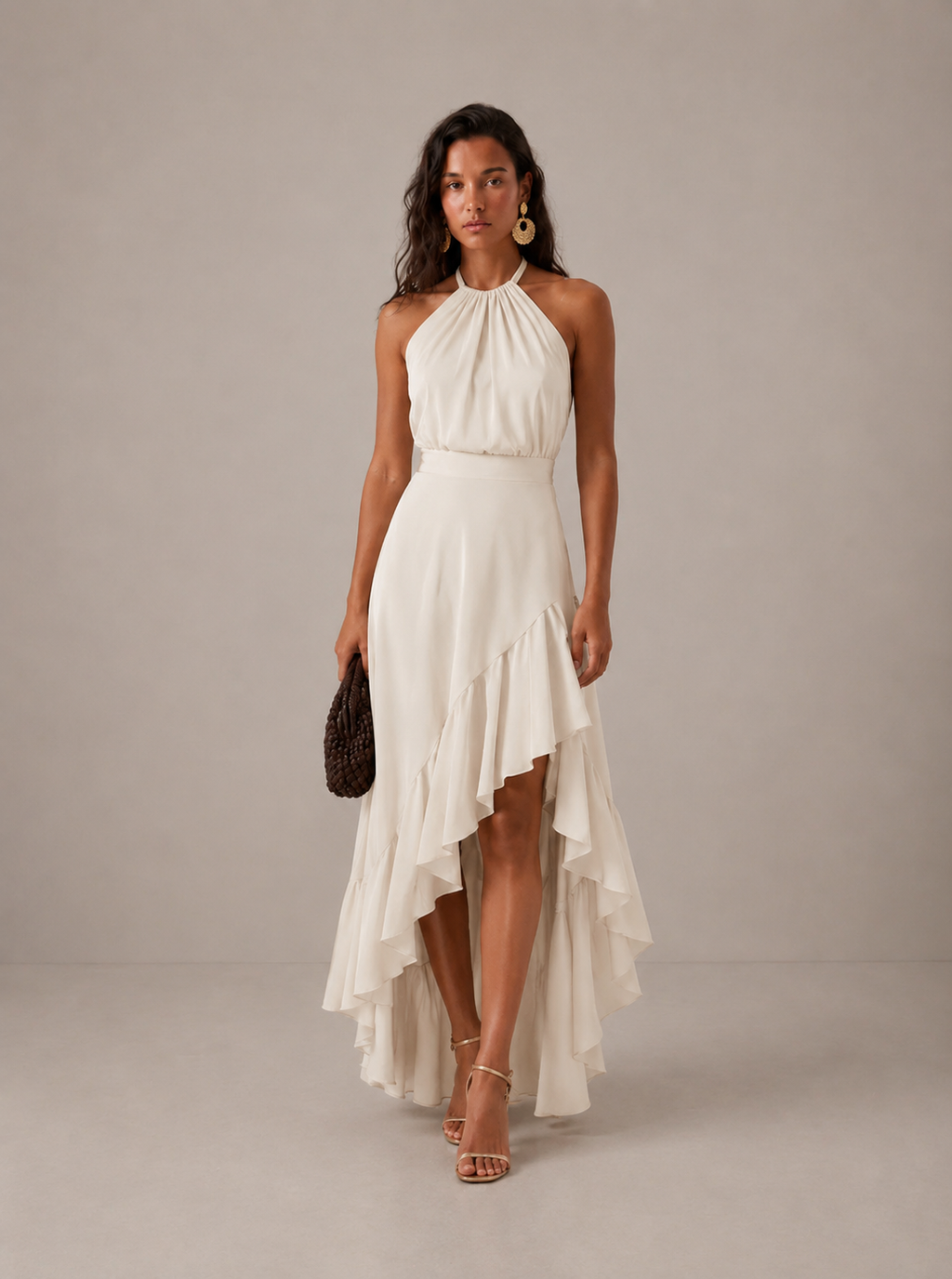 Elegante vestido de invitada de boda con cuello halter y bajo asimétrico de volantes