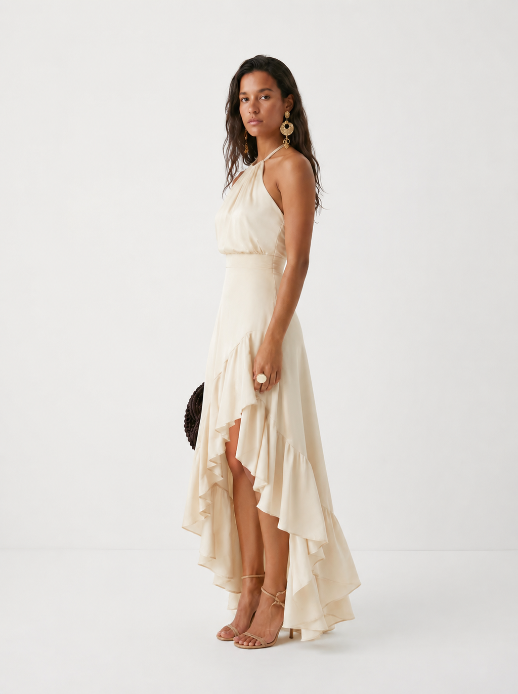 Elegante vestido de invitada de boda con cuello halter y bajo asimétrico de volantes