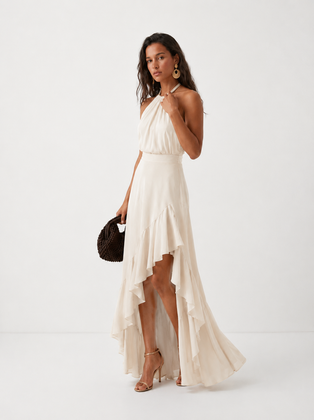 Elegante vestido de invitada de boda con cuello halter y bajo asimétrico de volantes