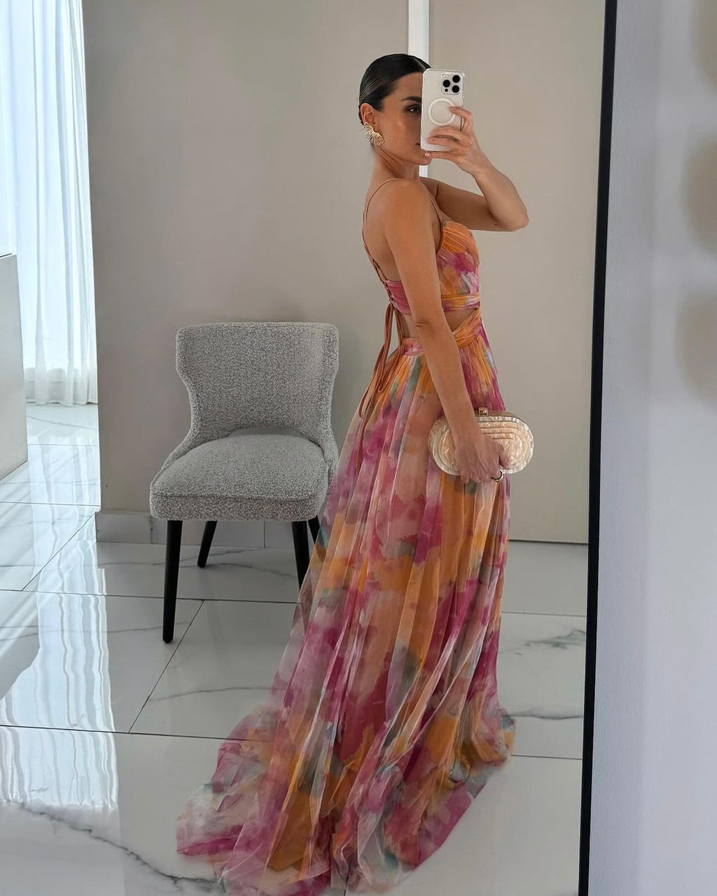 Estiloso vestido largo de malla de invitada de boda con corte ceñido y tirantes finos | Maxi