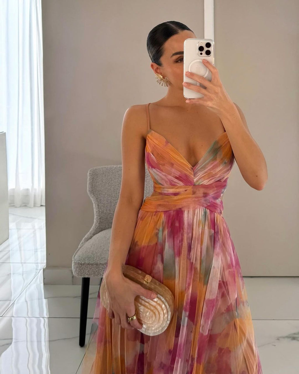 Estiloso vestido largo de malla de invitada de boda con corte ceñido y tirantes finos | Maxi