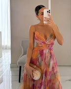 Estiloso vestido largo de malla de invitada de boda con corte ceñido y tirantes finos | Maxi