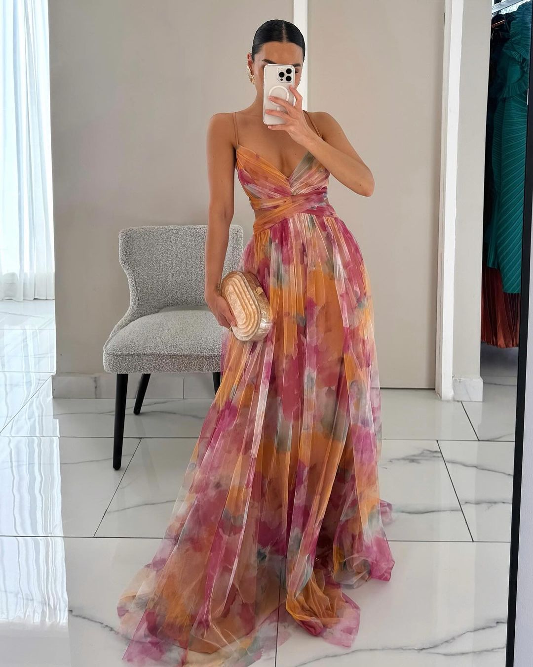 Estiloso vestido largo de malla de invitada de boda con corte ceñido y tirantes finos | Maxi