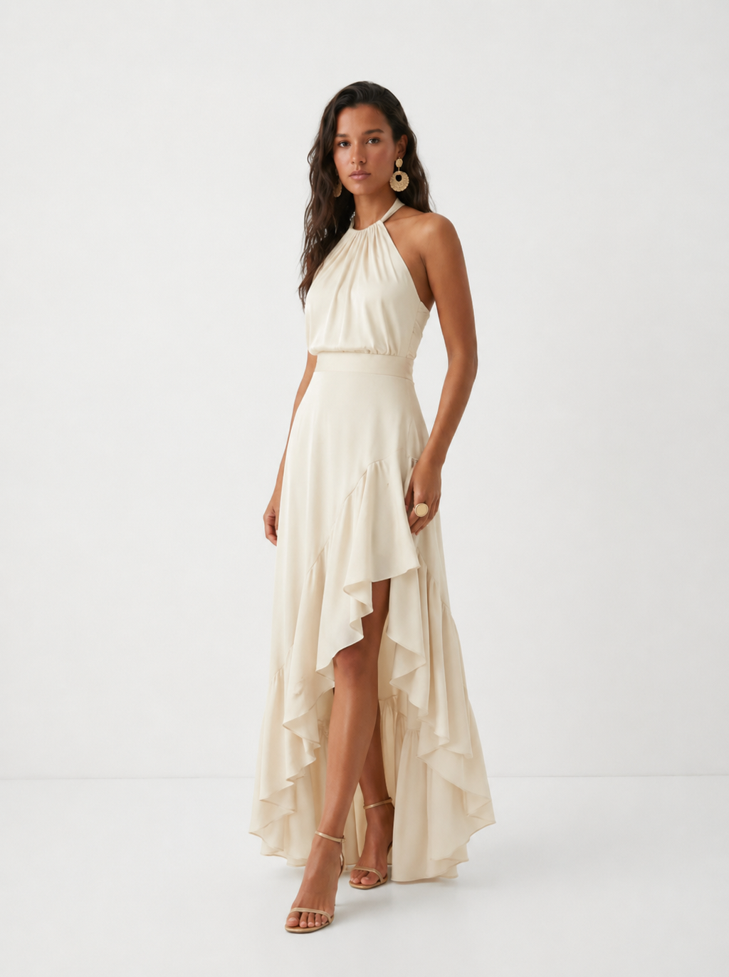 Elegante vestido de invitada de boda con cuello halter y bajo asimétrico de volantes