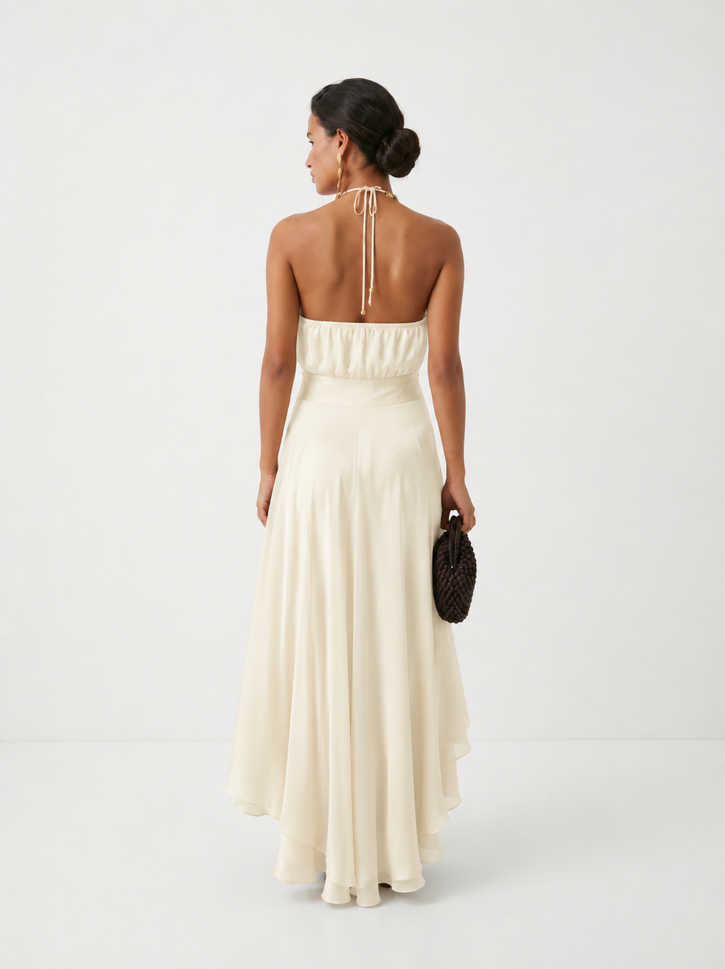 Elegante vestido de invitada de boda con cuello halter y bajo asimétrico de volantes