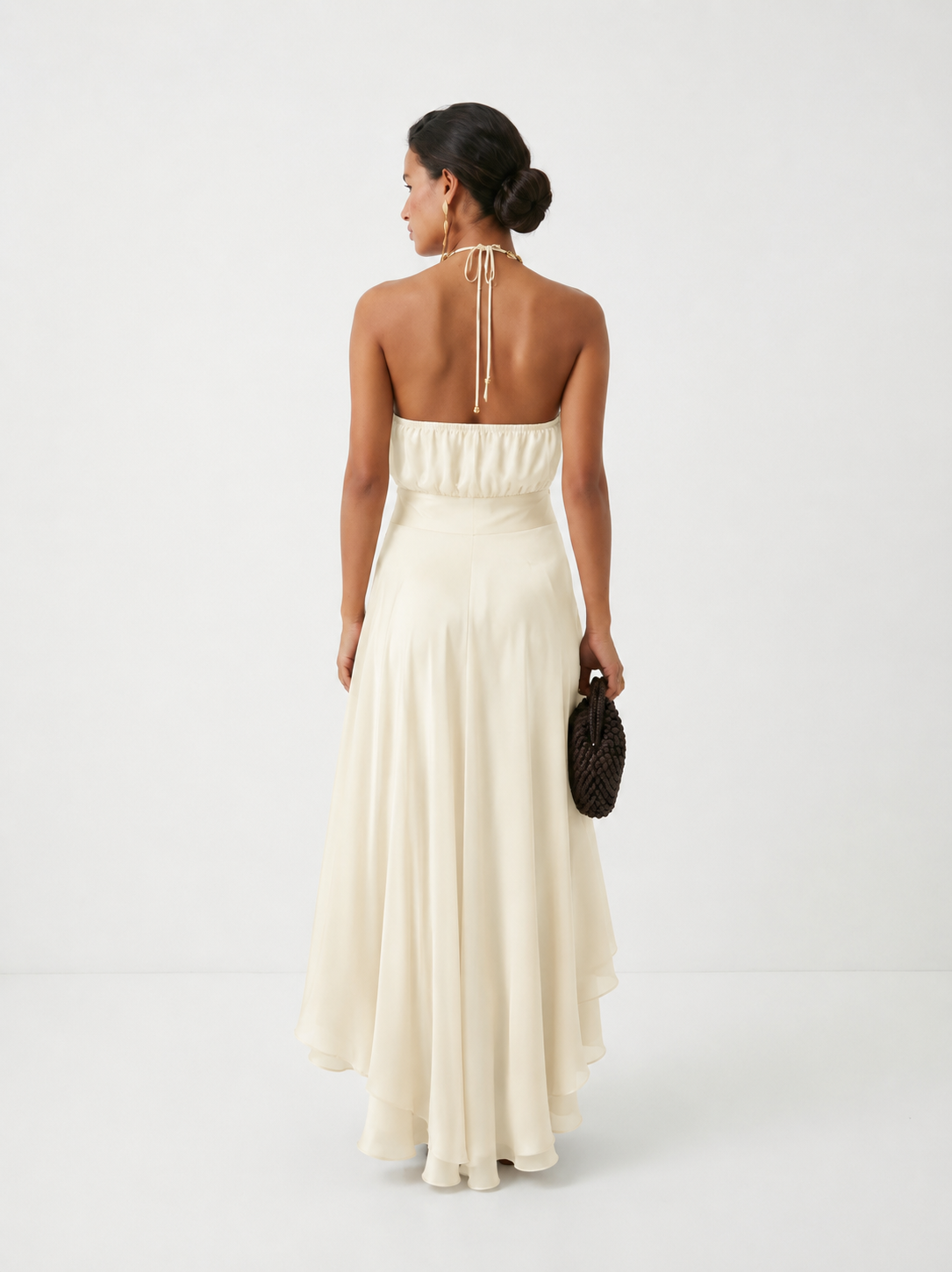 Elegante vestido de invitada de boda con cuello halter y bajo asimétrico de volantes