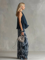 Elegante conjunto de mujer de dos piezas de invitada de boda con top halter de volantes y pantalón ancho