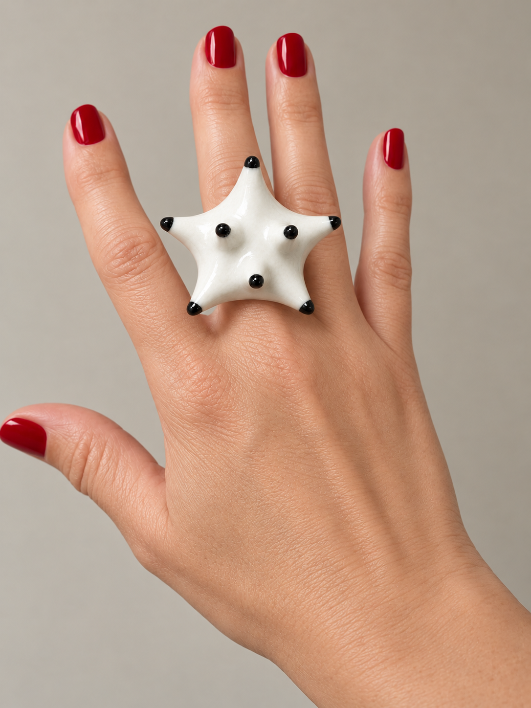 Anillos de cerámica hecho a mano , blanco y negro – Base de acero ajustable, modelo Estrella de mar