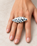 Anillos de cerámica hecho a mano, blanco y azul – Base de acero ajustable, modelo Lunares
