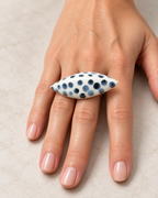 Anillos de cerámica hecho a mano, blanco y azul – Base de acero ajustable, modelo Lunares
