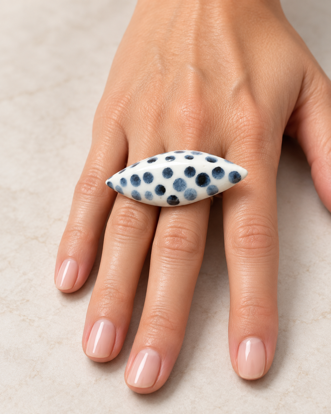 Anillos de cerámica hecho a mano, blanco y azul – Base de acero ajustable, modelo Lunares