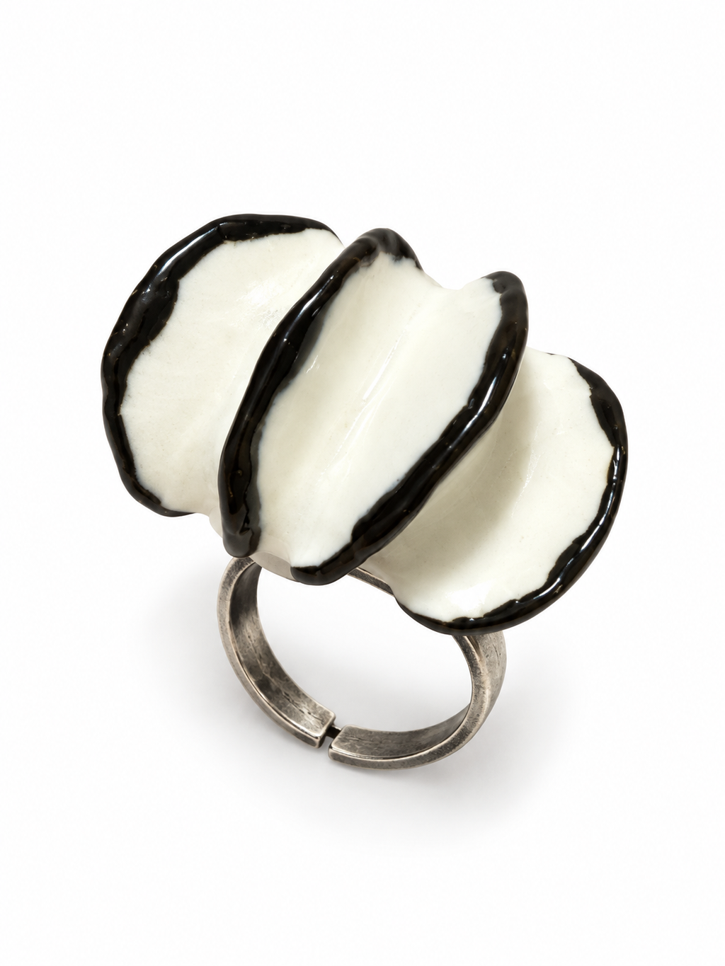 Anillos de cerámica hecho a mano, blanco y negro – Base de acero ajustable, modelo Ondas