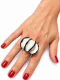 Anillos de cerámica hecho a mano, blanco y negro – Base de acero ajustable, modelo Ondas