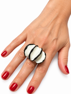 Anillos de cerámica hecho a mano, blanco y negro – Base de acero ajustable, modelo Ondas