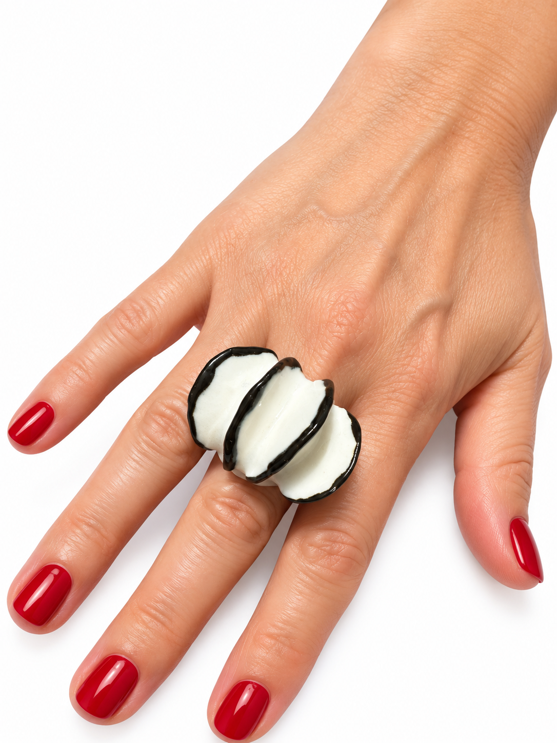 Anillos de cerámica hecho a mano, blanco y negro – Base de acero ajustable, modelo Ondas