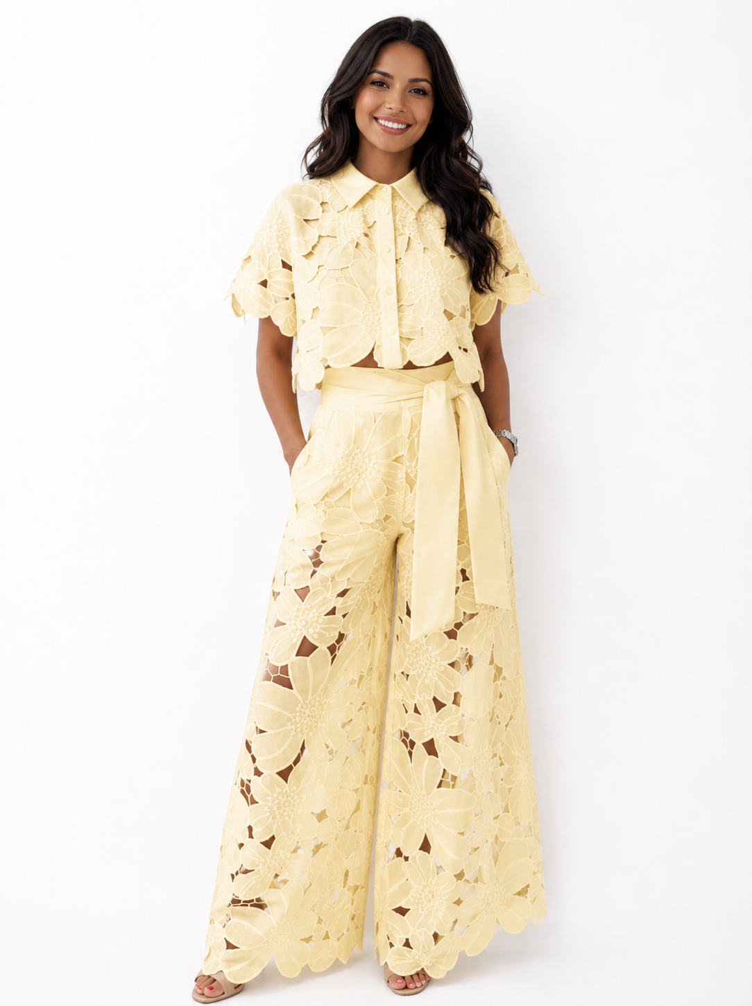 Elegante conjunto de mujer de dos piezas de invitada de boda con calado floral y pantalón fluido