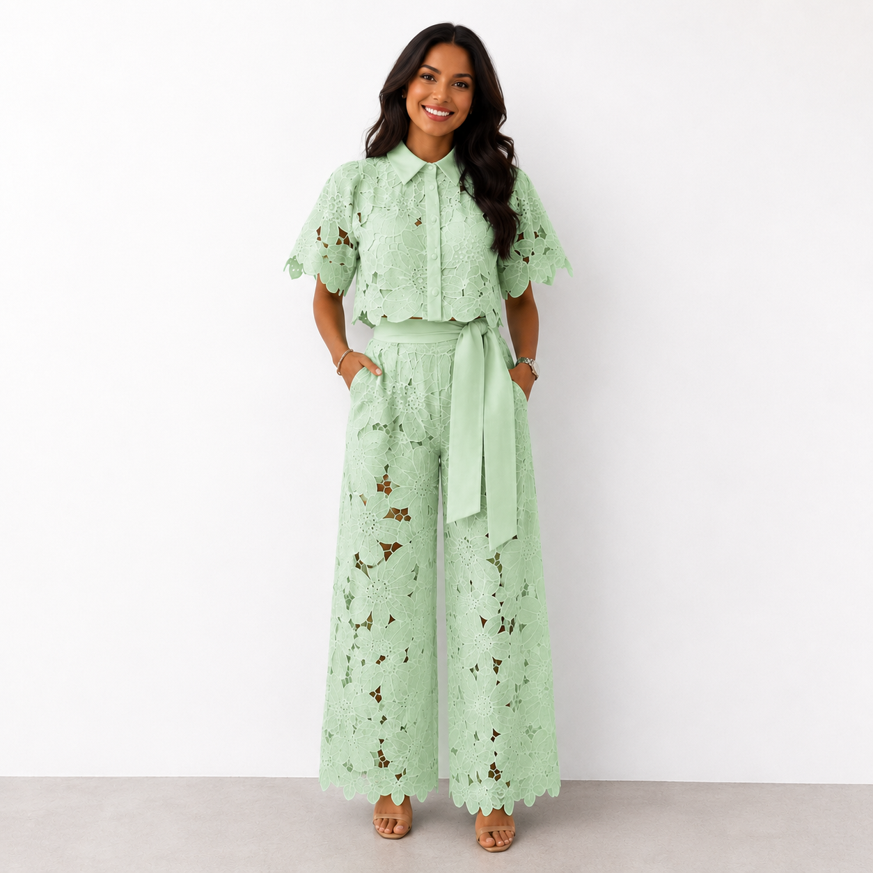 Elegante conjunto de mujer de dos piezas de invitada de boda con calado floral y pantalón fluido