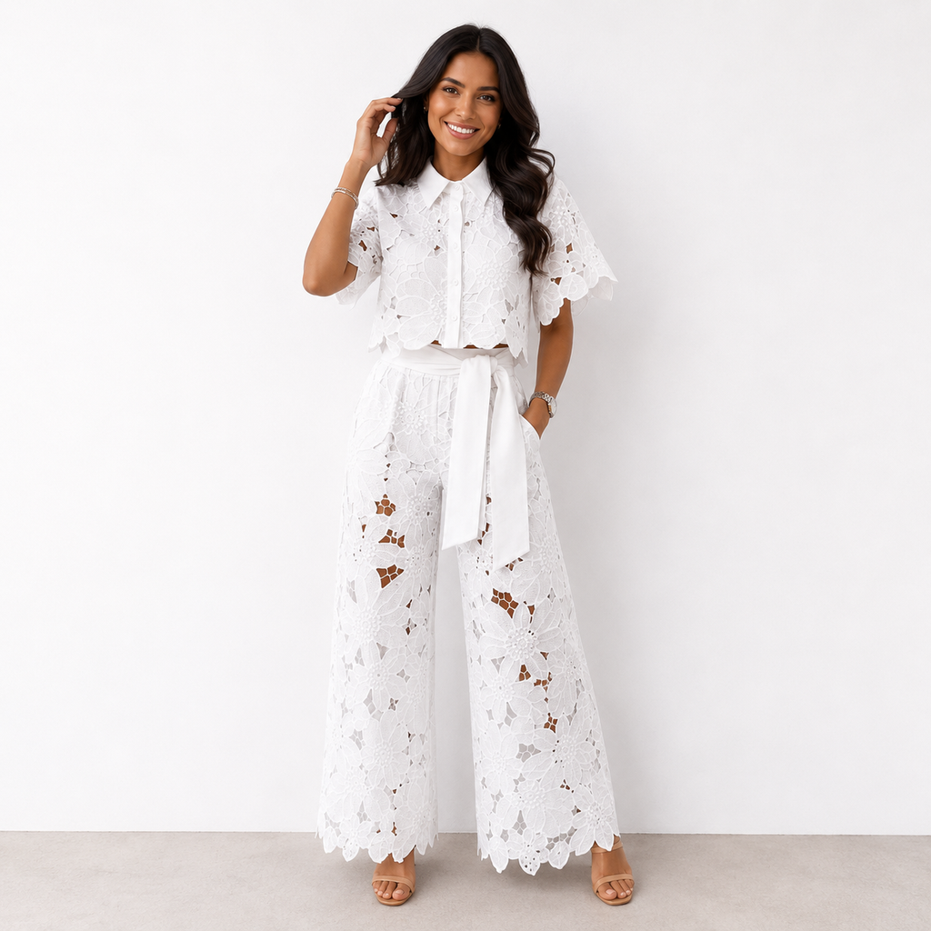 Elegante conjunto de mujer de dos piezas de invitada de boda con calado floral y pantalón fluido