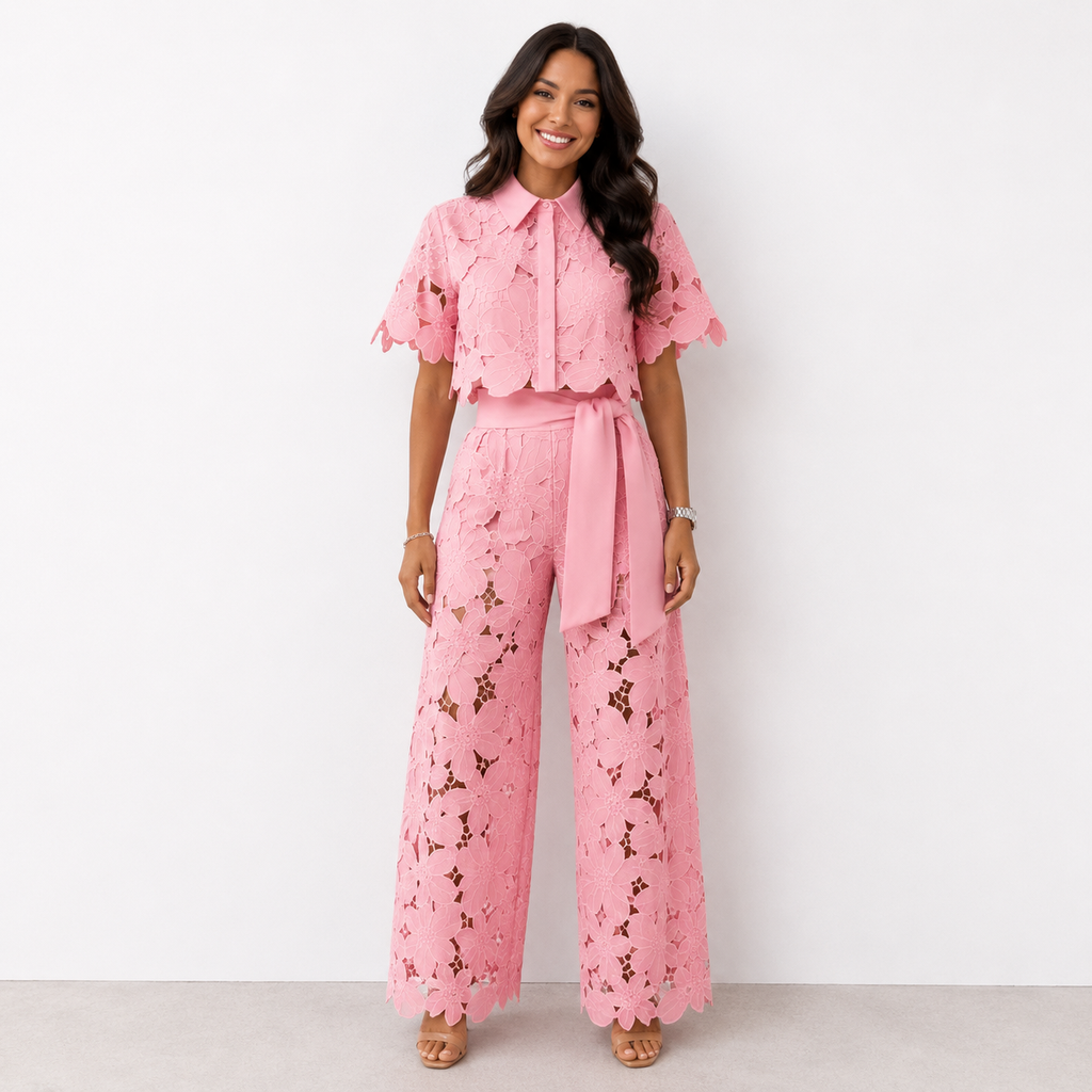 Elegante conjunto de mujer de dos piezas de invitada de boda con calado floral y pantalón fluido