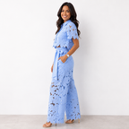 Elegante conjunto de mujer de dos piezas de invitada de boda con calado floral y pantalón fluido
