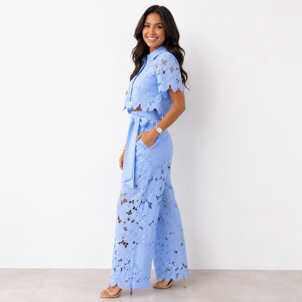 Elegante conjunto de mujer de dos piezas de invitada de boda con calado floral y pantalón fluido