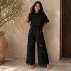 Elegante conjunto de mujer de dos piezas de invitada de boda con calado floral y pantalón fluido