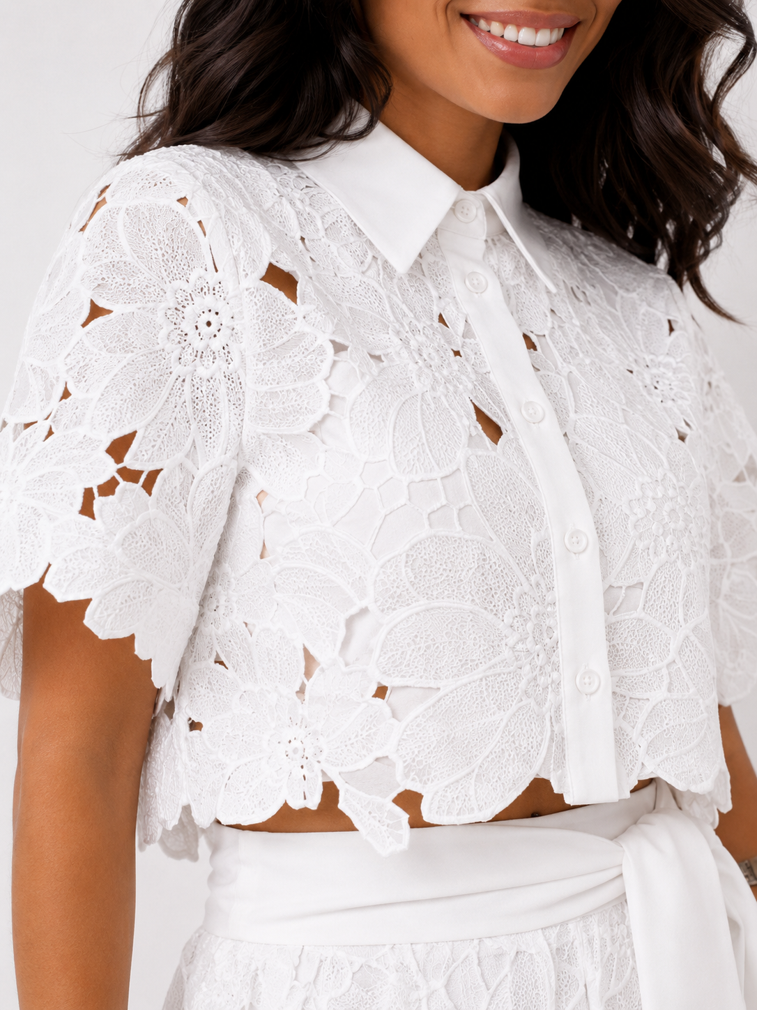 Elegante conjunto de mujer de dos piezas de invitada de boda con calado floral y pantalón fluido