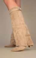 Botas Altas de Ante con Hebilla Dorada