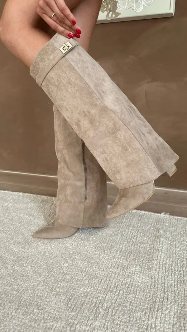 Botas Altas de Ante con Hebilla Dorada