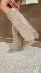 Botas Altas de Ante con Hebilla Dorada