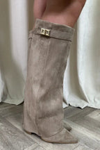 Botas Altas de Ante con Hebilla Dorada