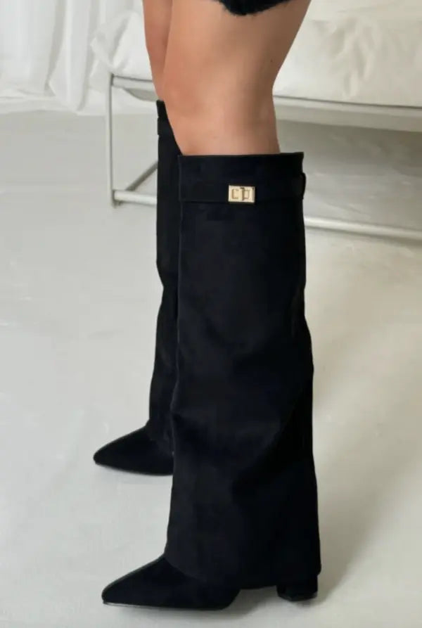 Botas Altas de Ante con Hebilla Dorada