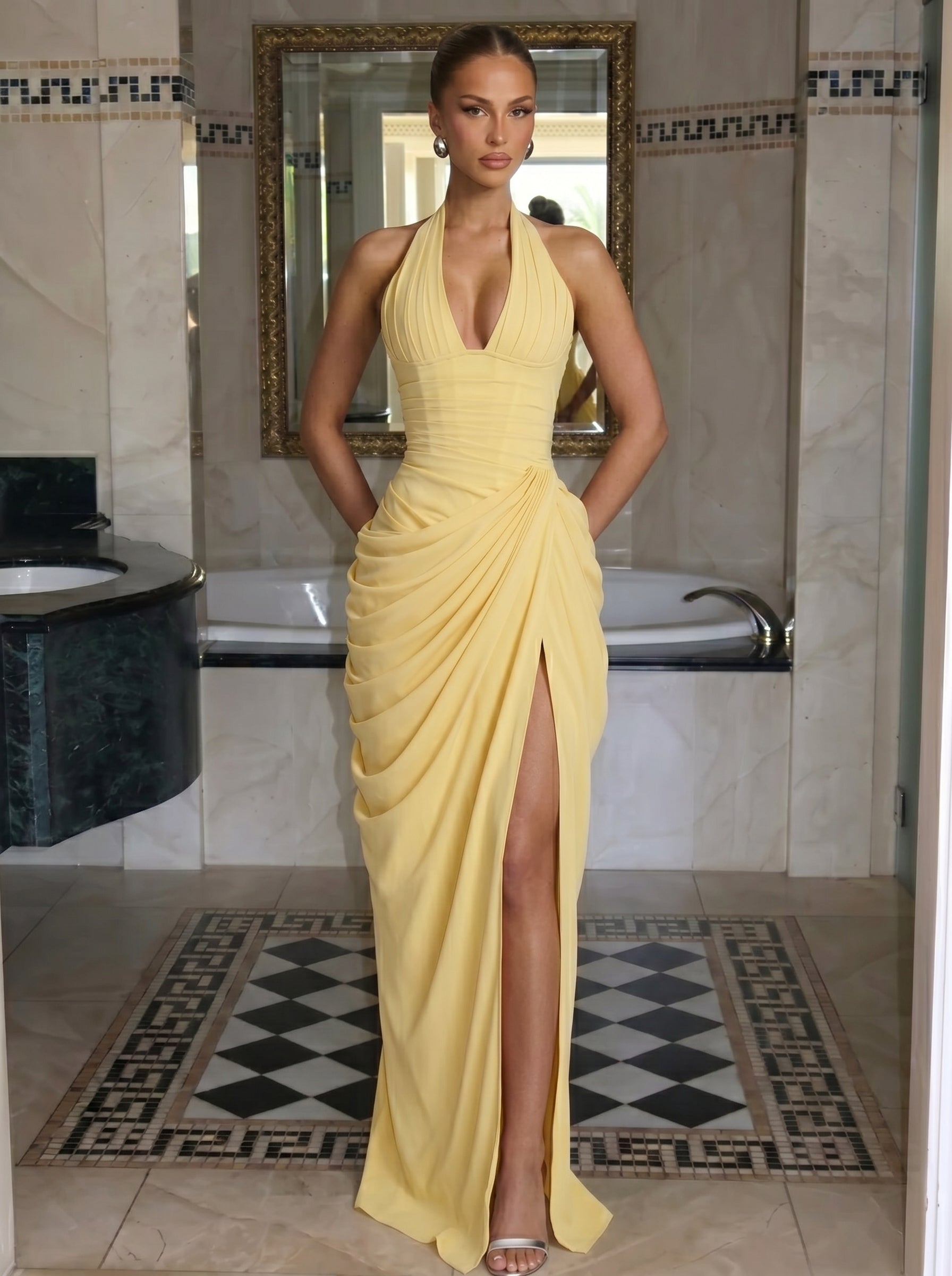Refinado vestido largo de invitada de boda y de fiesta con cuello halter y abertura lateral | Largo