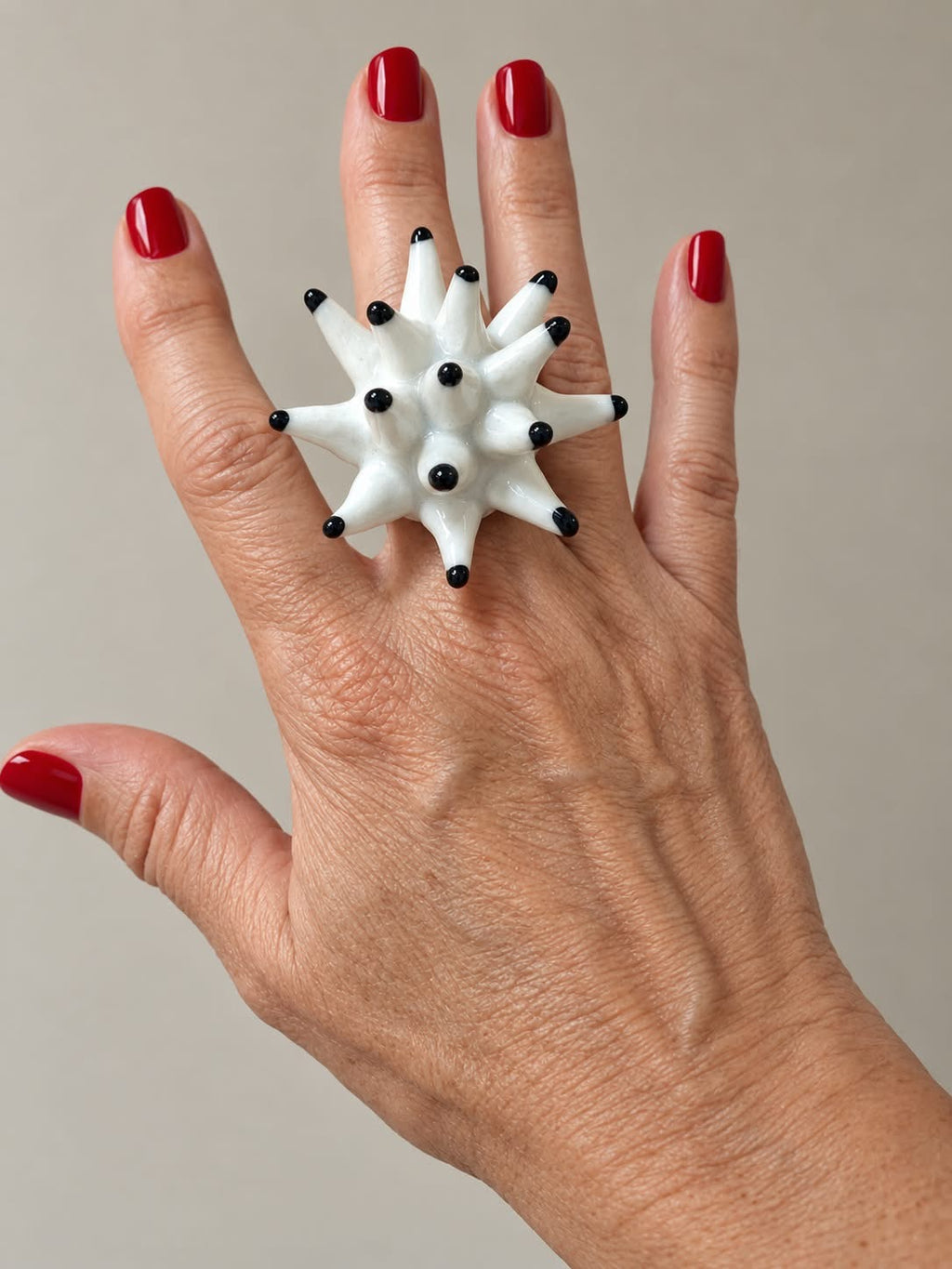 Anillos de cerámica hecho a mano , blanco y negro – Base de acero ajustable , modelo Anémona