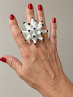 Anillos de cerámica hecho a mano , blanco y negro – Base de acero ajustable , modelo Anémona