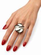 Anillos de cerámica hecho a mano, blanco y negro – Base de acero ajustable, modelo Flamenca
