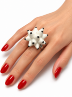 Anillos de cerámica hecho a mano, blanco y negro – Base de acero ajustable, modelo Erizo de mar