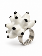 Anillos de cerámica hecho a mano, blanco y negro – Base de acero ajustable, modelo Erizo de mar