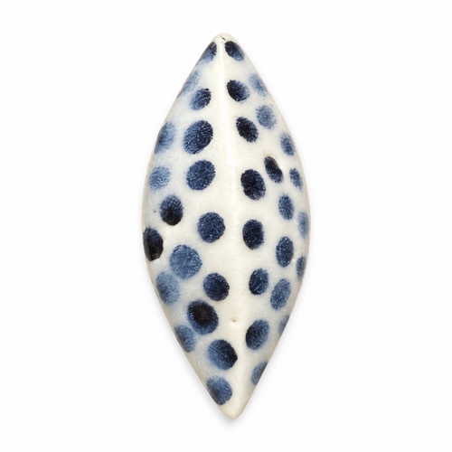 Anillos de cerámica hecho a mano, blanco y azul – Base de acero ajustable, modelo Lunares