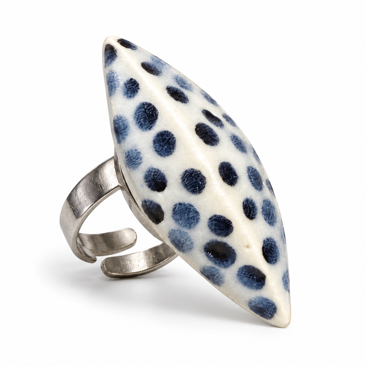 Anillos de cerámica hecho a mano, blanco y azul – Base de acero ajustable, modelo Lunares