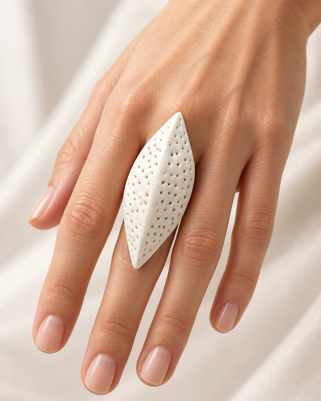 Anillos de cerámica hecho a mano, blanco – Base de acero ajustable, modelo Arena