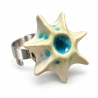 Anillo de gres cerámico hecho a mano, crema y turquesa – Base de acero ajustable, modelo Corazón de mar