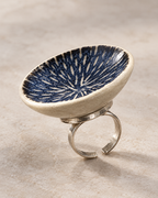 Anillo de gres cerámico hecho a mano, azul y crema – Base de acero ajustable, modelo Lluvia de estrellas