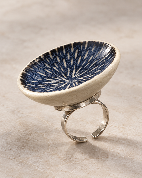 Anillo de gres cerámico hecho a mano, azul y crema – Base de acero ajustable, modelo Lluvia de estrellas