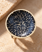Anillo de gres cerámico hecho a mano, azul y crema – Base de acero ajustable, modelo Lluvia de estrellas