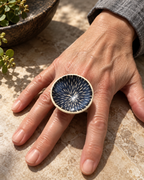 Anillo de gres cerámico hecho a mano, azul y crema – Base de acero ajustable, modelo Lluvia de estrellas