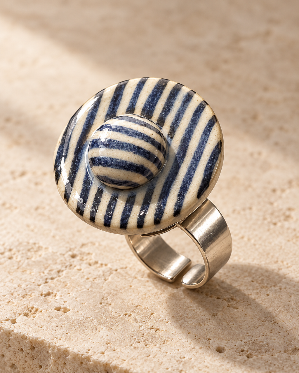 Anillo de gres cerámico hecho a mano, azul y crema – Base de acero ajustable, modelo Costa Azul